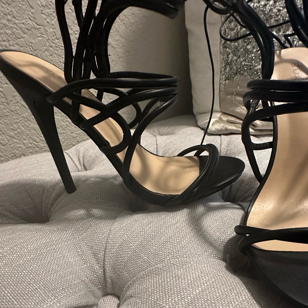 🔥Festive black strappy heels